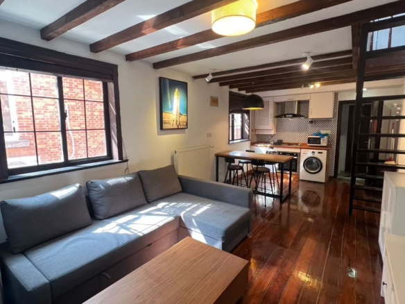 Heritage lane house duplex on Jianguo West Road. 2 beds, 2 baths, fully furnished, heating. Excellent Historical Building. 11,000 RMB/month.