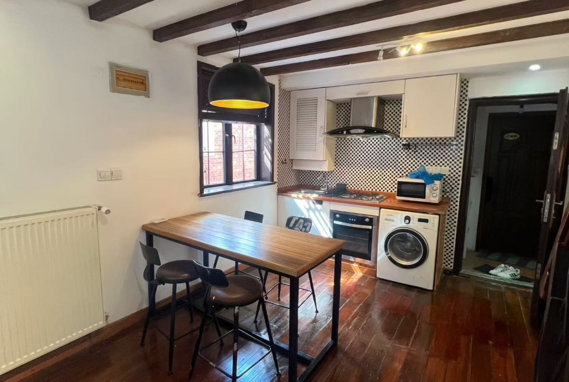 Heritage lane house duplex on Jianguo West Road. 2 beds, 2 baths, fully furnished, heating. Excellent Historical Building. 11,000 RMB/month.