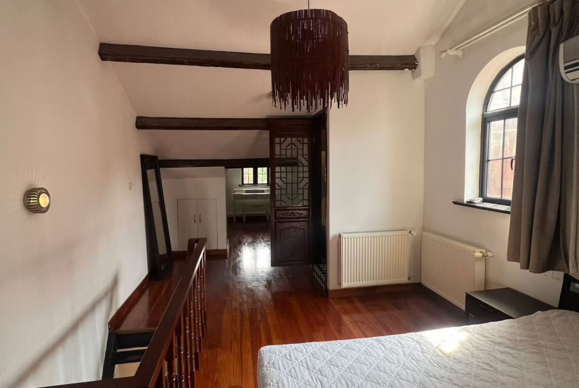 Heritage lane house duplex on Jianguo West Road. 2 beds, 2 baths, fully furnished, heating. Excellent Historical Building. 11,000 RMB/month.