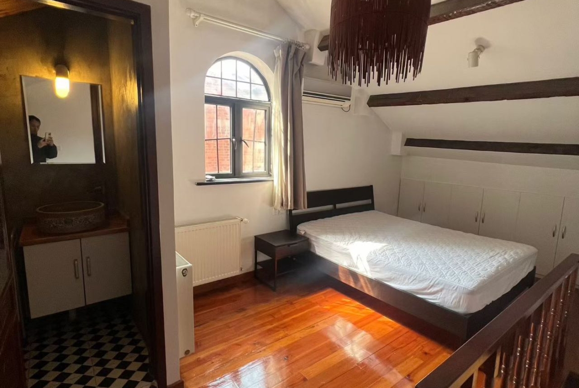Heritage lane house duplex on Jianguo West Road. 2 beds, 2 baths, fully furnished, heating. Excellent Historical Building. 11,000 RMB/month.