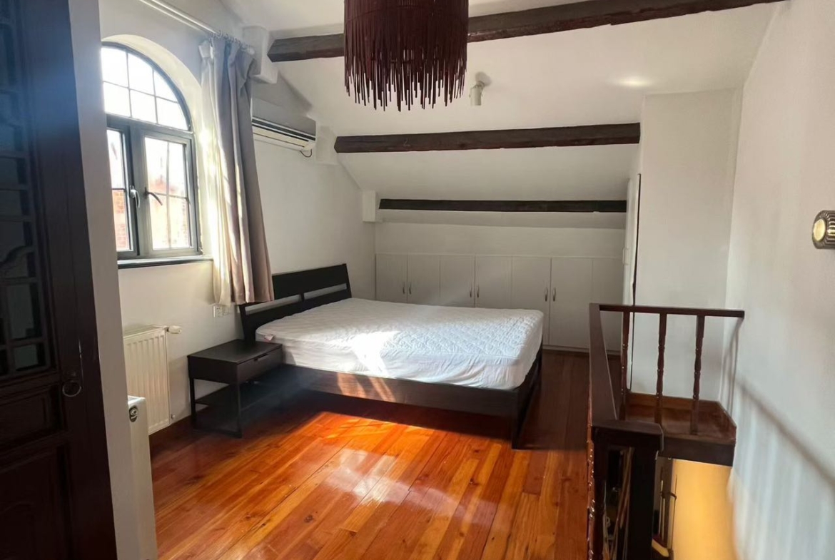 Heritage lane house duplex on Jianguo West Road. 2 beds, 2 baths, fully furnished, heating. Excellent Historical Building. 11,000 RMB/month.