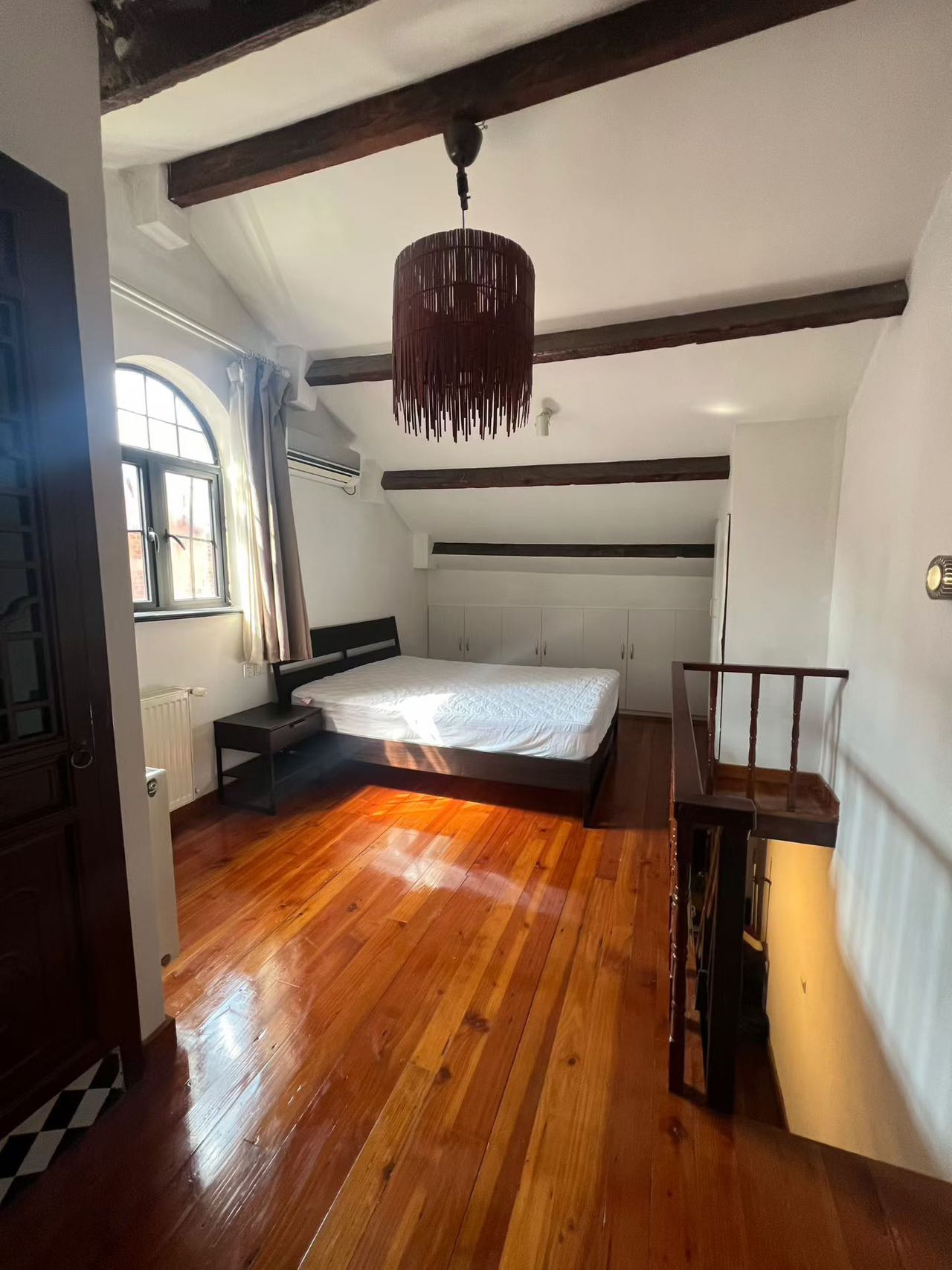 jianguo-west-road-lane-house-ffc-2-bed-2-bath-wall-heating-shanghai-rentals (6) Heritage lane house duplex on Jianguo West Road. 2 beds, 2 baths, fully furnished, heating. Excellent Historical Building. 11,000 RMB/month.