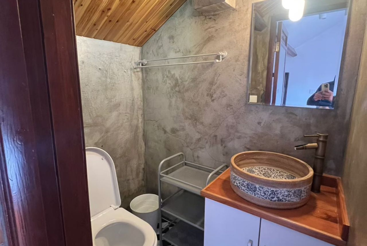 Heritage lane house duplex on Jianguo West Road. 2 beds, 2 baths, fully furnished, heating. Excellent Historical Building. 11,000 RMB/month.