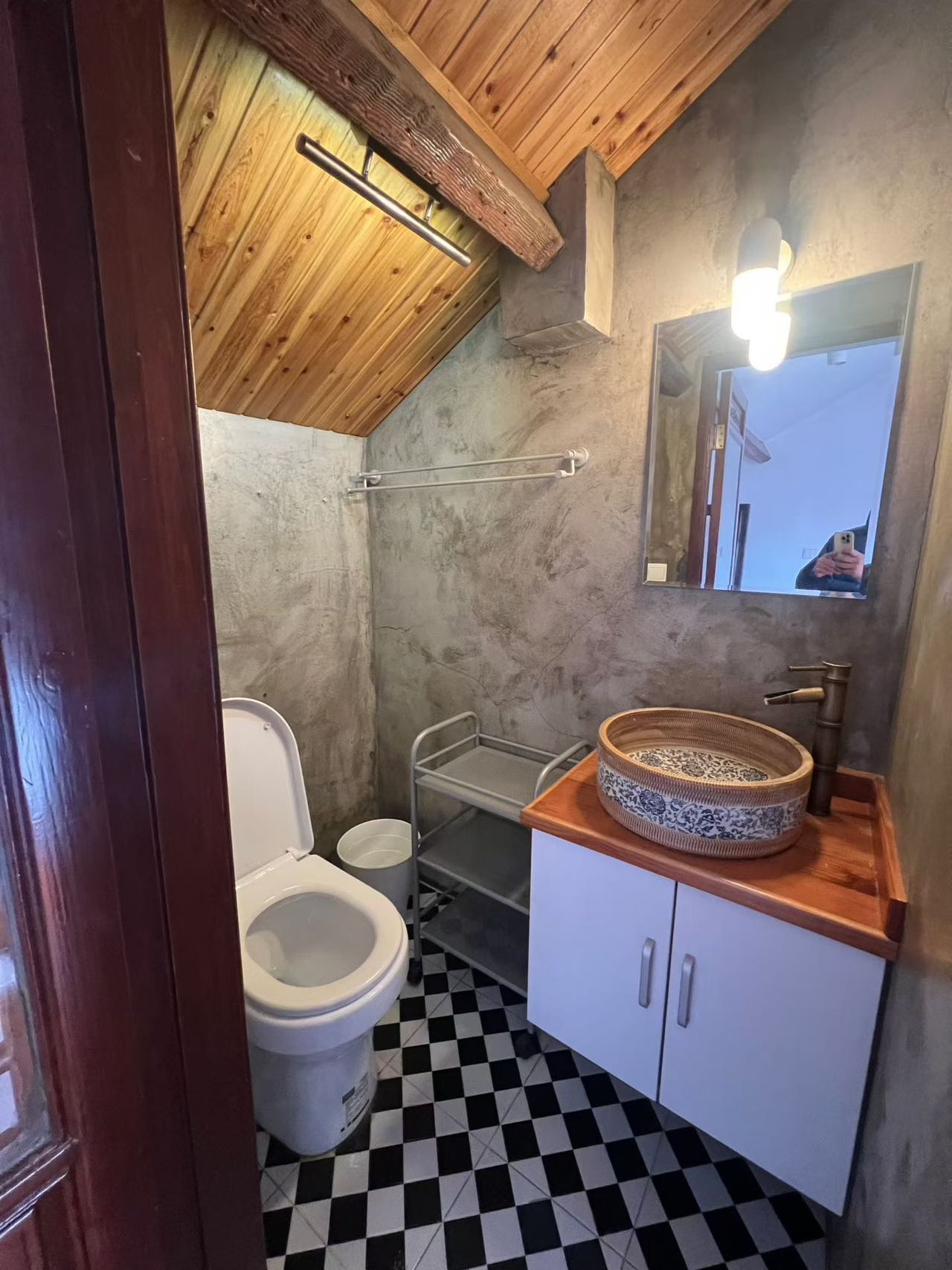 jianguo-west-road-lane-house-ffc-2-bed-2-bath-wall-heating-shanghai-rentals (7) Heritage lane house duplex on Jianguo West Road. 2 beds, 2 baths, fully furnished, heating. Excellent Historical Building. 11,000 RMB/month.