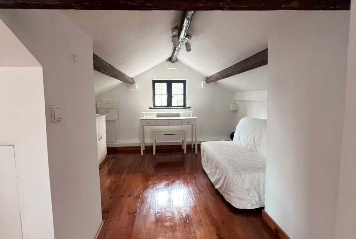Heritage lane house duplex on Jianguo West Road. 2 beds, 2 baths, fully furnished, heating. Excellent Historical Building. 11,000 RMB/month.