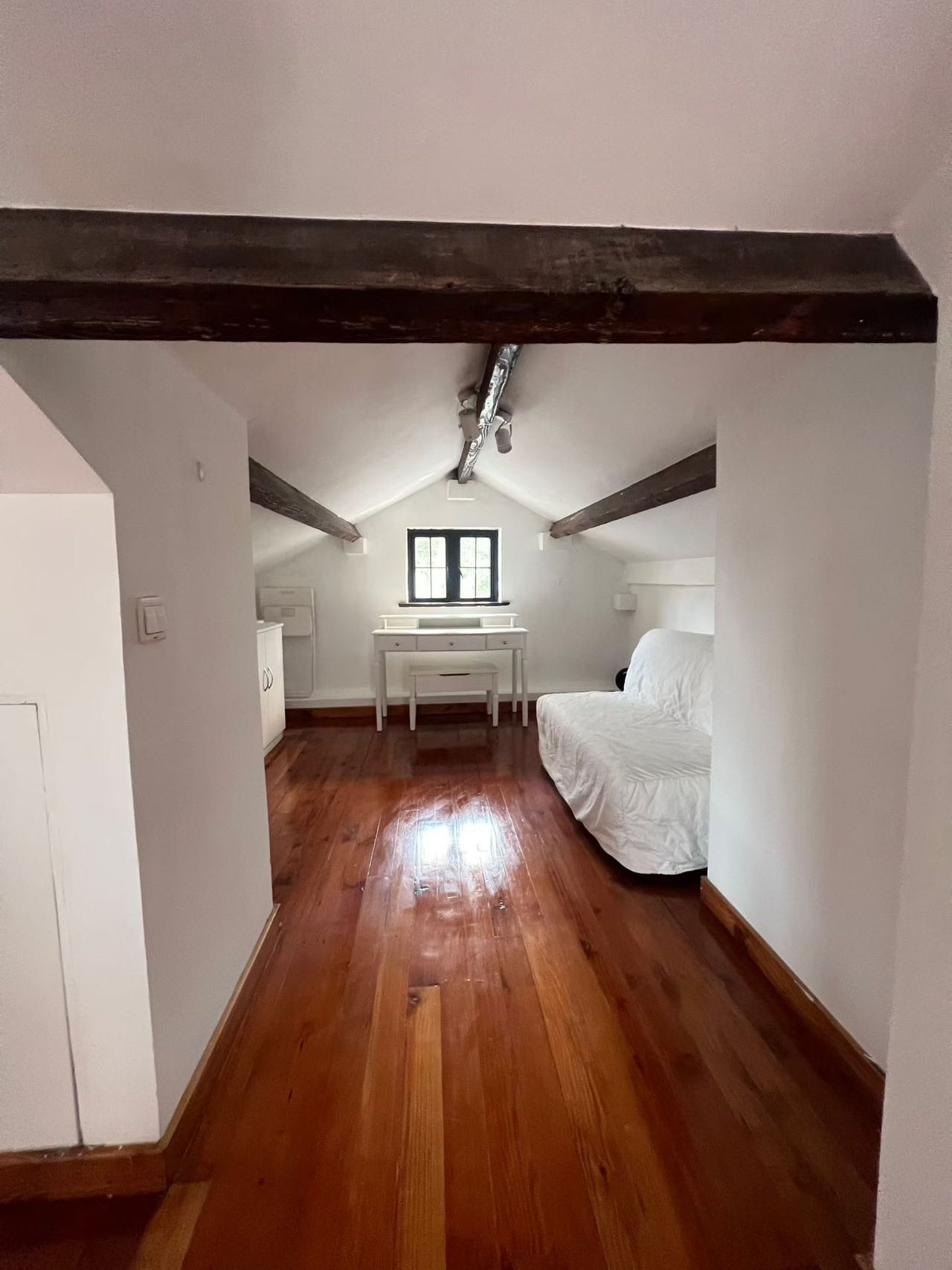jianguo-west-road-lane-house-ffc-2-bed-2-bath-wall-heating-shanghai-rentals (8) Heritage lane house duplex on Jianguo West Road. 2 beds, 2 baths, fully furnished, heating. Excellent Historical Building. 11,000 RMB/month.