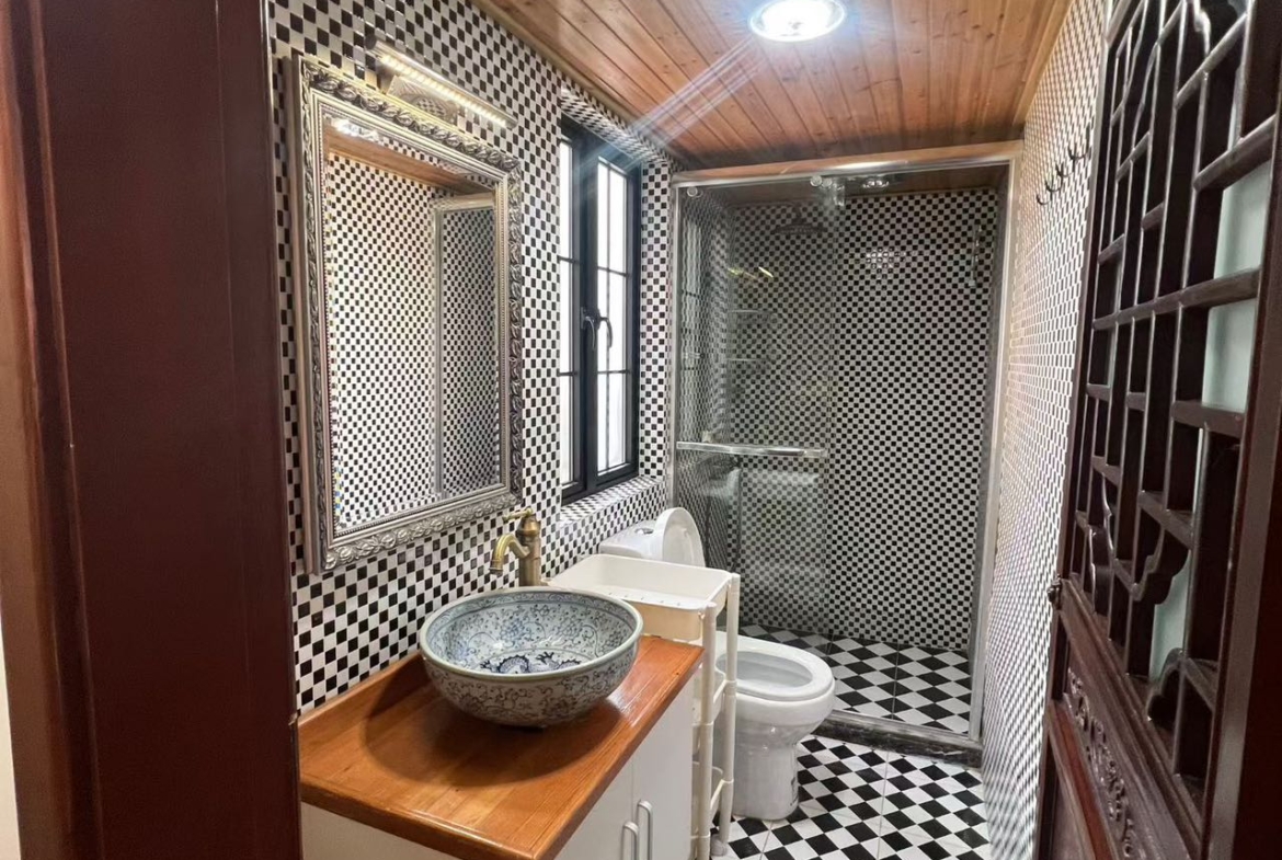 Heritage lane house duplex on Jianguo West Road. 2 beds, 2 baths, fully furnished, heating. Excellent Historical Building. 11,000 RMB/month.