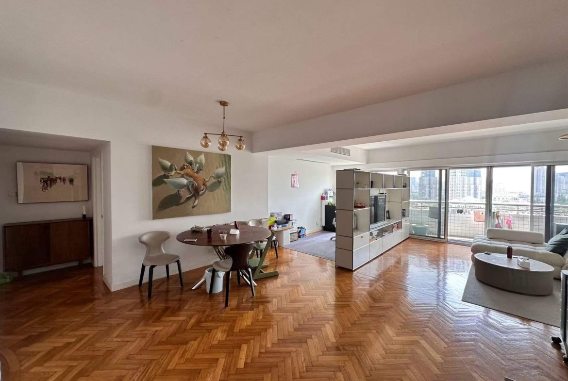 High-floor 3-bed unit at Kingsville on Anfu Road. 238 sqm, 3 baths, wall heating, central AC, prime FFC location. 42,000 RMB/month.