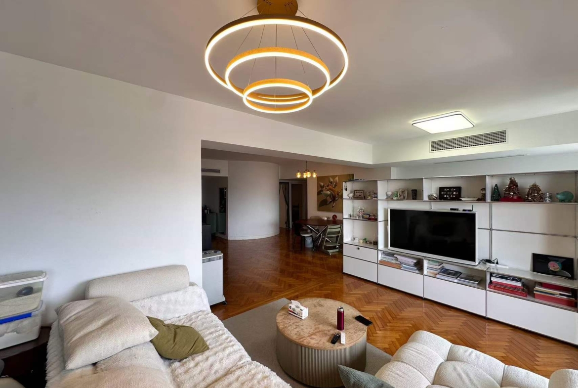 High-floor 3-bed unit at Kingsville on Anfu Road. 238 sqm, 3 baths, wall heating, central AC, prime FFC location. 42,000 RMB/month.