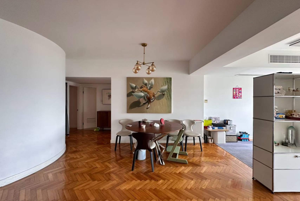 High-floor 3-bed unit at Kingsville on Anfu Road. 238 sqm, 3 baths, wall heating, central AC, prime FFC location. 42,000 RMB/month.