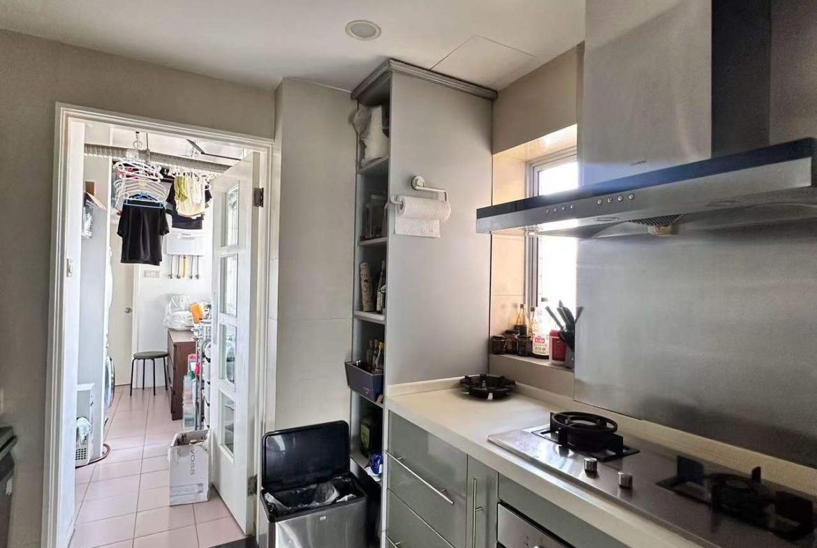 High-floor 3-bed unit at Kingsville on Anfu Road. 238 sqm, 3 baths, wall heating, central AC, prime FFC location. 42,000 RMB/month.