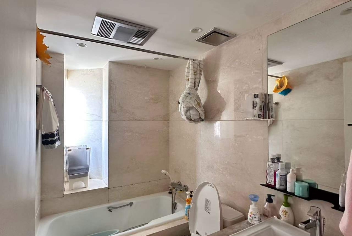 High-floor 3-bed unit at Kingsville on Anfu Road. 238 sqm, 3 baths, wall heating, central AC, prime FFC location. 42,000 RMB/month.