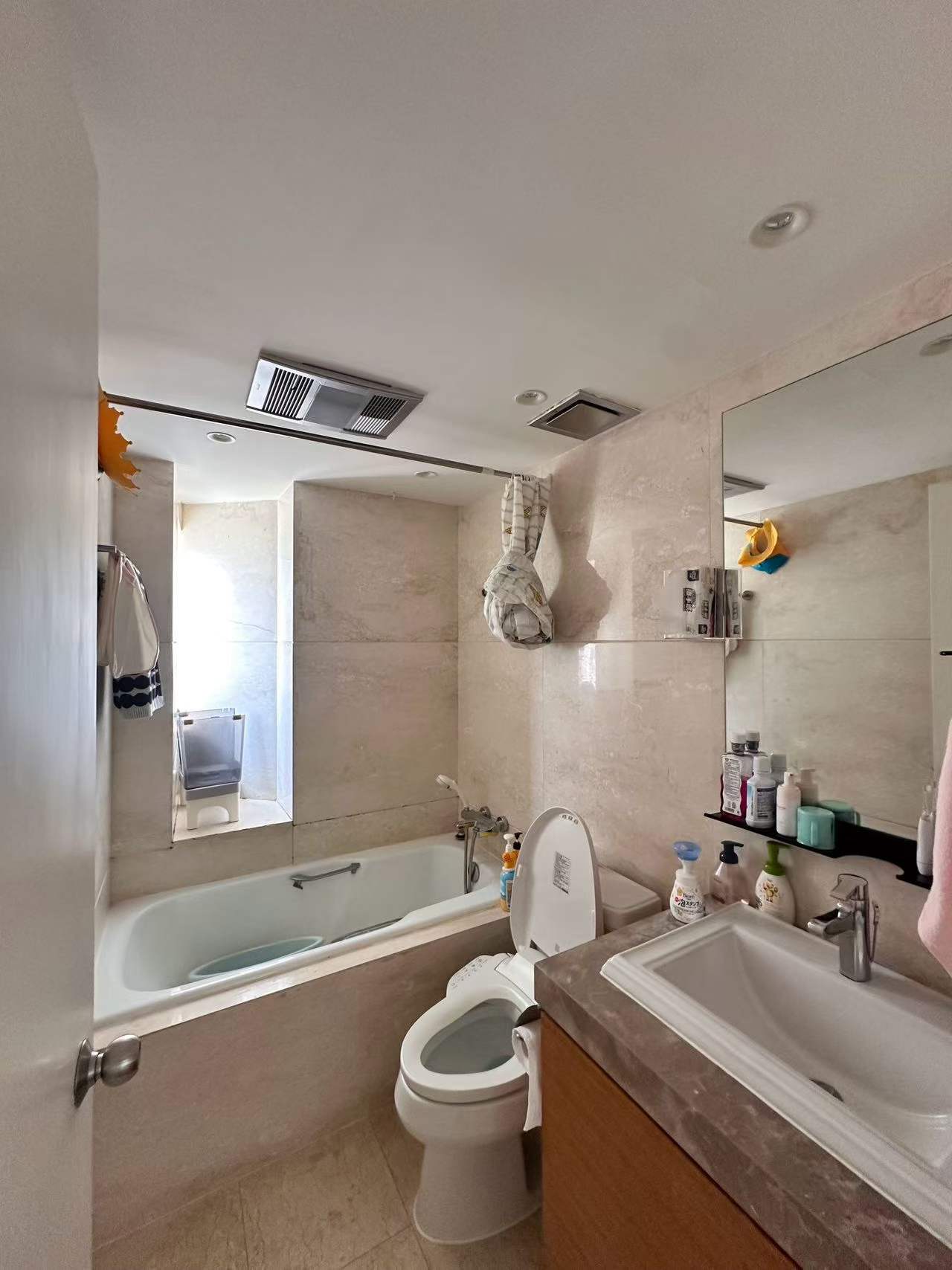 kingsville-anfu-road-ffc-3-bed-3-bath-wall-heating-238sqm-shanghai-rentals (6) High-floor 3-bed unit at Kingsville on Anfu Road. 238 sqm, 3 baths, wall heating, central AC, prime FFC location. 42,000 RMB/month.