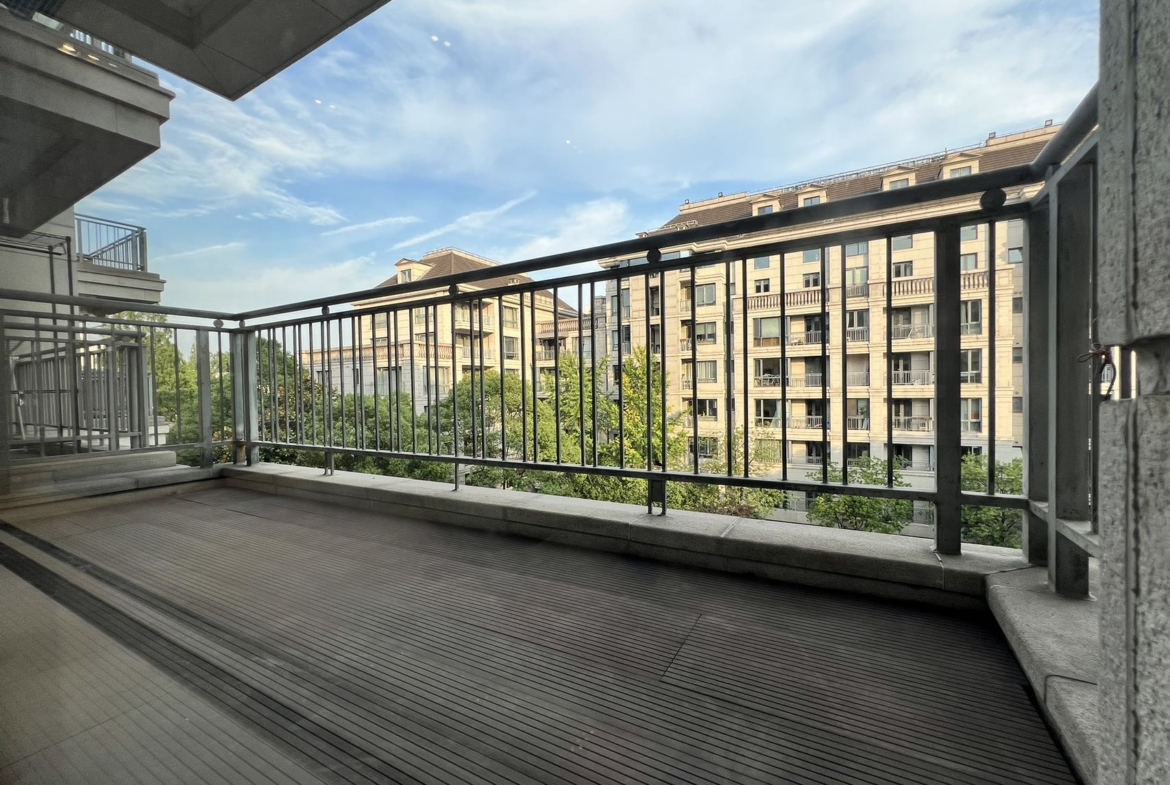 3-bed, 3-bath + study unit at Lan Ting on Hunan Road. Private clubhouse with heated pool, underfloor heating, owner direct. 60,000 RMB/month.