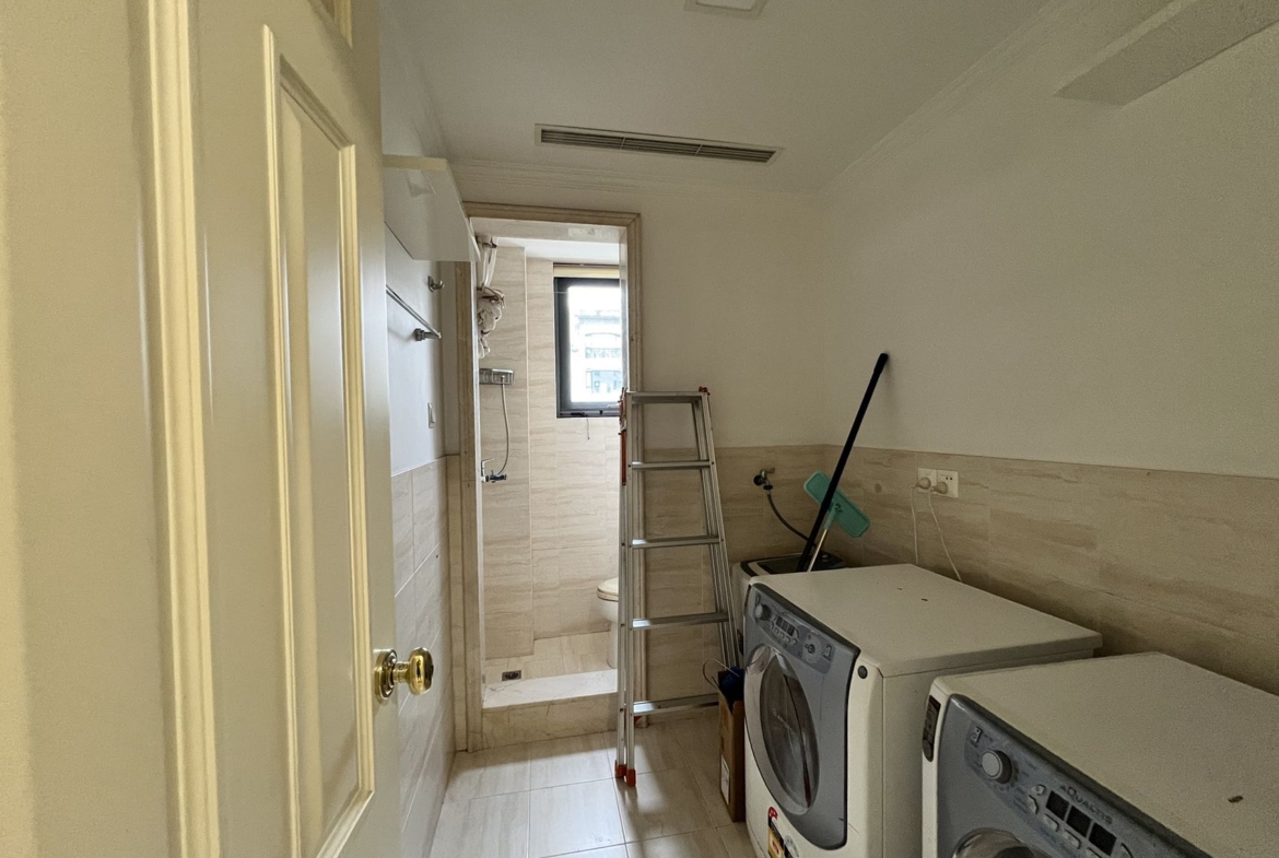 3-bed, 3-bath + study unit at Lan Ting on Hunan Road. Private clubhouse with heated pool, underfloor heating, owner direct. 60,000 RMB/month.