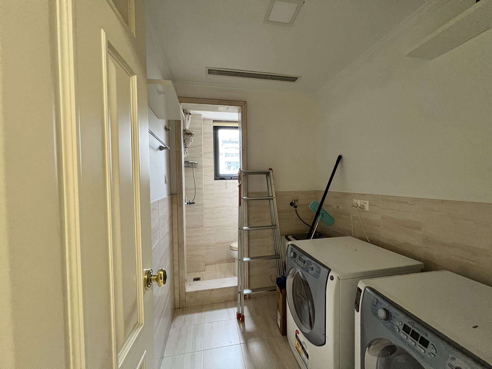 la-cite-4-bed-3-bath-floor-heating-helper-room-clubhouse-ffc-shanghai-rentals (10) 3-bed, 3-bath + study unit at Lan Ting on Hunan Road. Private clubhouse with heated pool, underfloor heating, owner direct. 60,000 RMB/month.