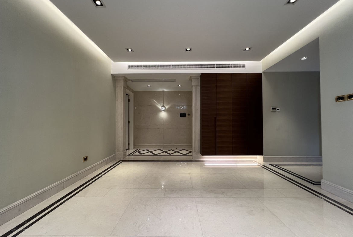 3-bed, 3-bath + study unit at Lan Ting on Hunan Road. Private clubhouse with heated pool, underfloor heating, owner direct. 60,000 RMB/month.