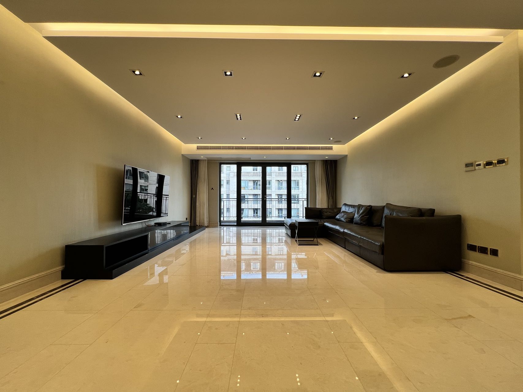 3-bed, 3-bath + study unit at Lan Ting on Hunan Road. Private clubhouse with heated pool, underfloor heating, owner direct. 60,000 RMB/month.