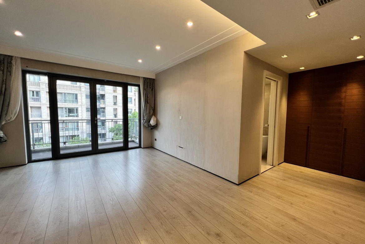 3-bed, 3-bath + study unit at Lan Ting on Hunan Road. Private clubhouse with heated pool, underfloor heating, owner direct. 60,000 RMB/month.