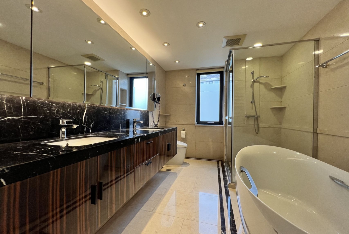 3-bed, 3-bath + study unit at Lan Ting on Hunan Road. Private clubhouse with heated pool, underfloor heating, owner direct. 60,000 RMB/month.
