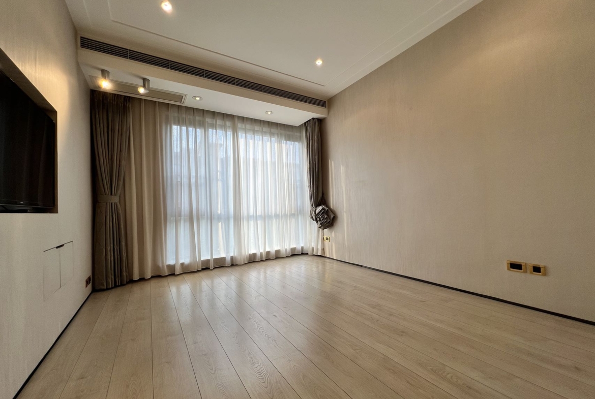 3-bed, 3-bath + study unit at Lan Ting on Hunan Road. Private clubhouse with heated pool, underfloor heating, owner direct. 60,000 RMB/month.