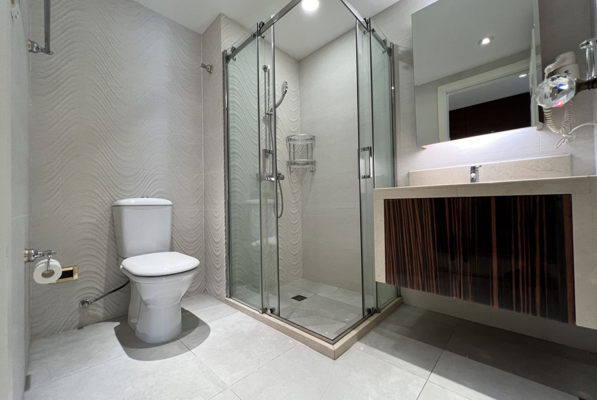 3-bed, 3-bath + study unit at Lan Ting on Hunan Road. Private clubhouse with heated pool, underfloor heating, owner direct. 60,000 RMB/month.