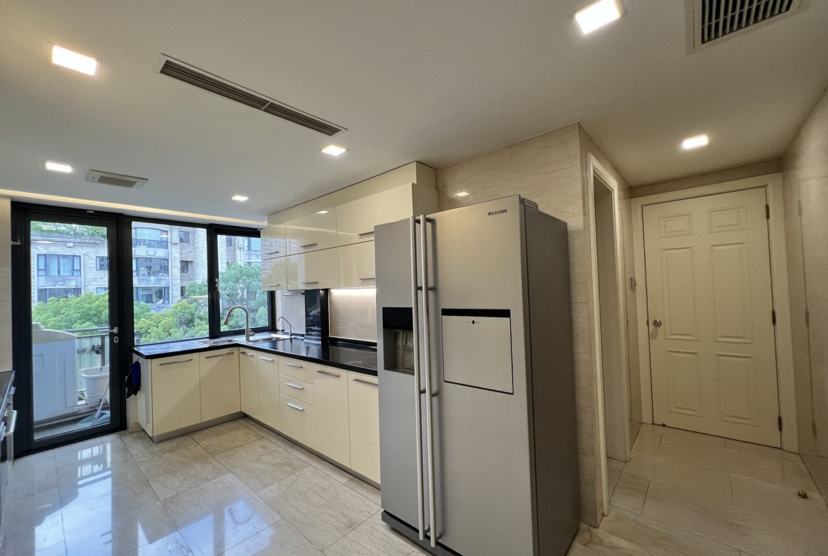 3-bed, 3-bath + study unit at Lan Ting on Hunan Road. Private clubhouse with heated pool, underfloor heating, owner direct. 60,000 RMB/month.