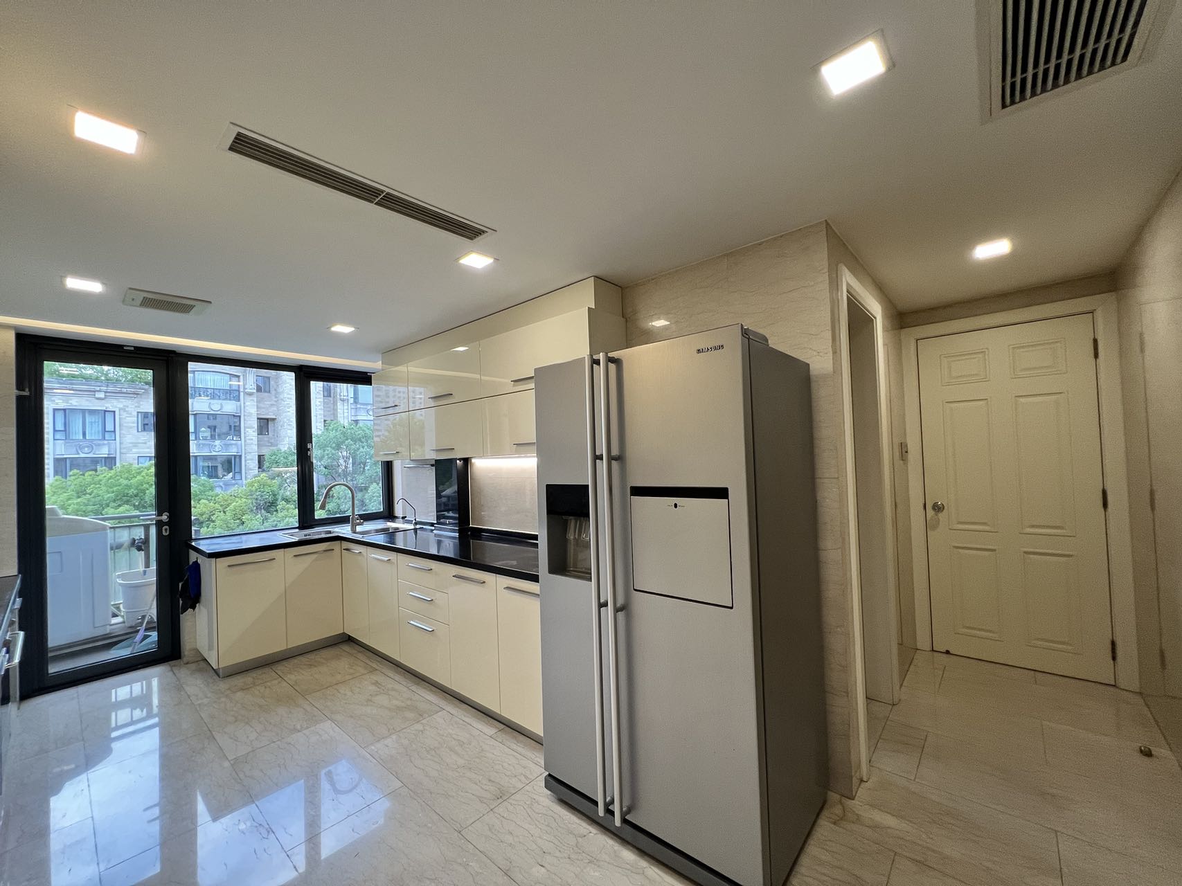 la-cite-4-bed-3-bath-floor-heating-helper-room-clubhouse-ffc-shanghai-rentals (9) 3-bed, 3-bath + study unit at Lan Ting on Hunan Road. Private clubhouse with heated pool, underfloor heating, owner direct. 60,000 RMB/month.