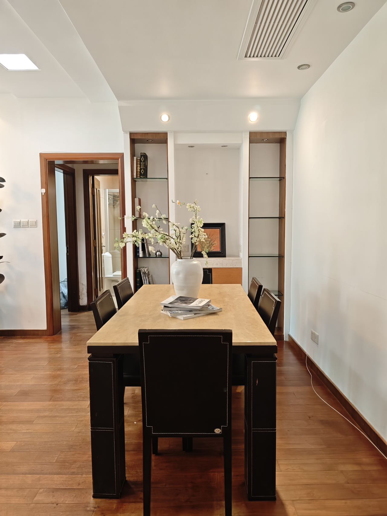 ladoll-jingan-2-bed-2-bath-clubhouse-shanghai-rentals (2) 2-bed, 2-bath unit at Ladoll International City near Jing'an Sculpture Park. 120 sqm, south-facing, balcony, central AC. Available August 14. 19,800 RMB/month.