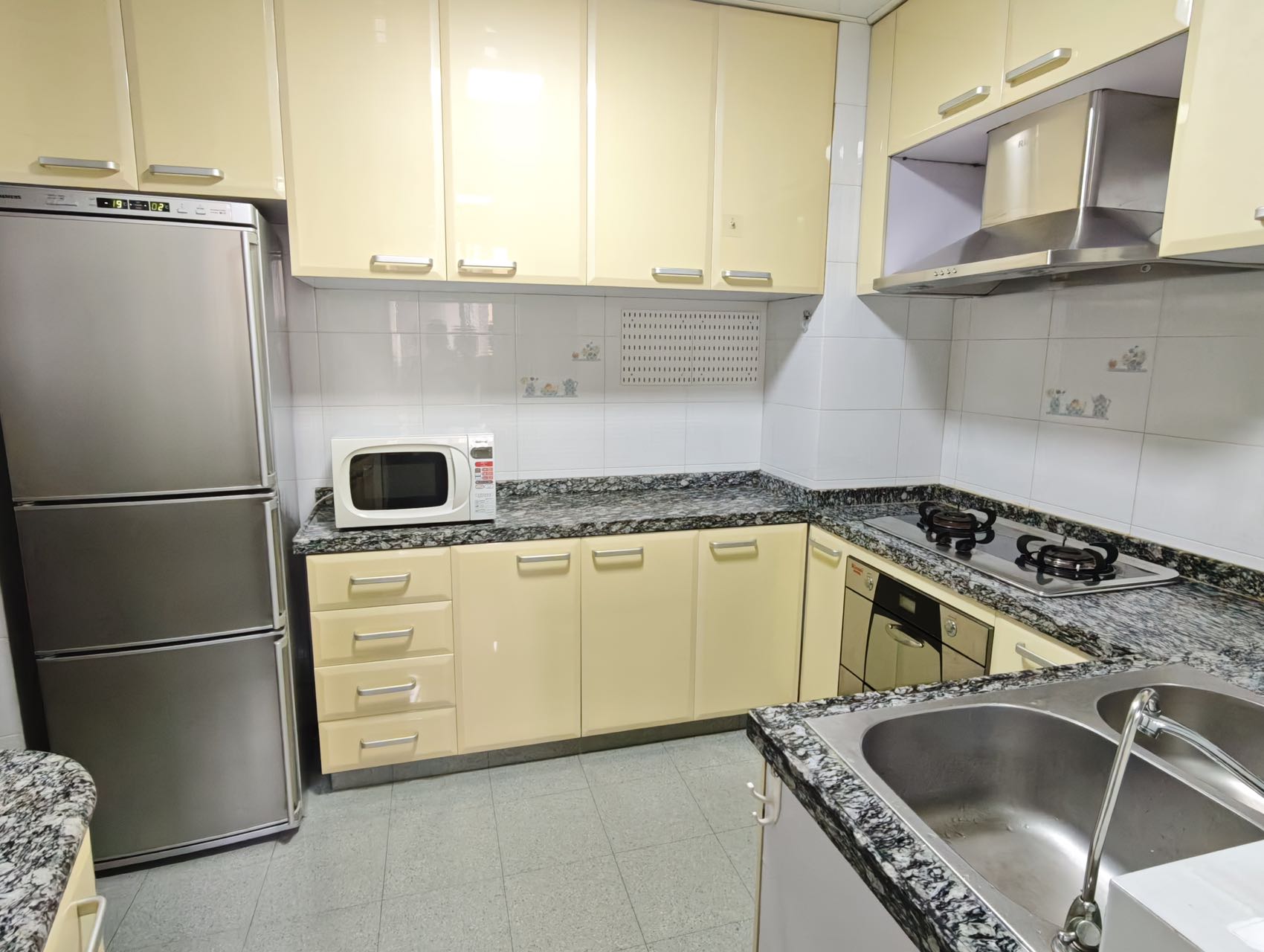 ladoll-jingan-2-bed-2-bath-clubhouse-shanghai-rentals (5) 2-bed, 2-bath unit at Ladoll International City near Jing'an Sculpture Park. 120 sqm, south-facing, balcony, central AC. Available August 14. 19,800 RMB/month.
