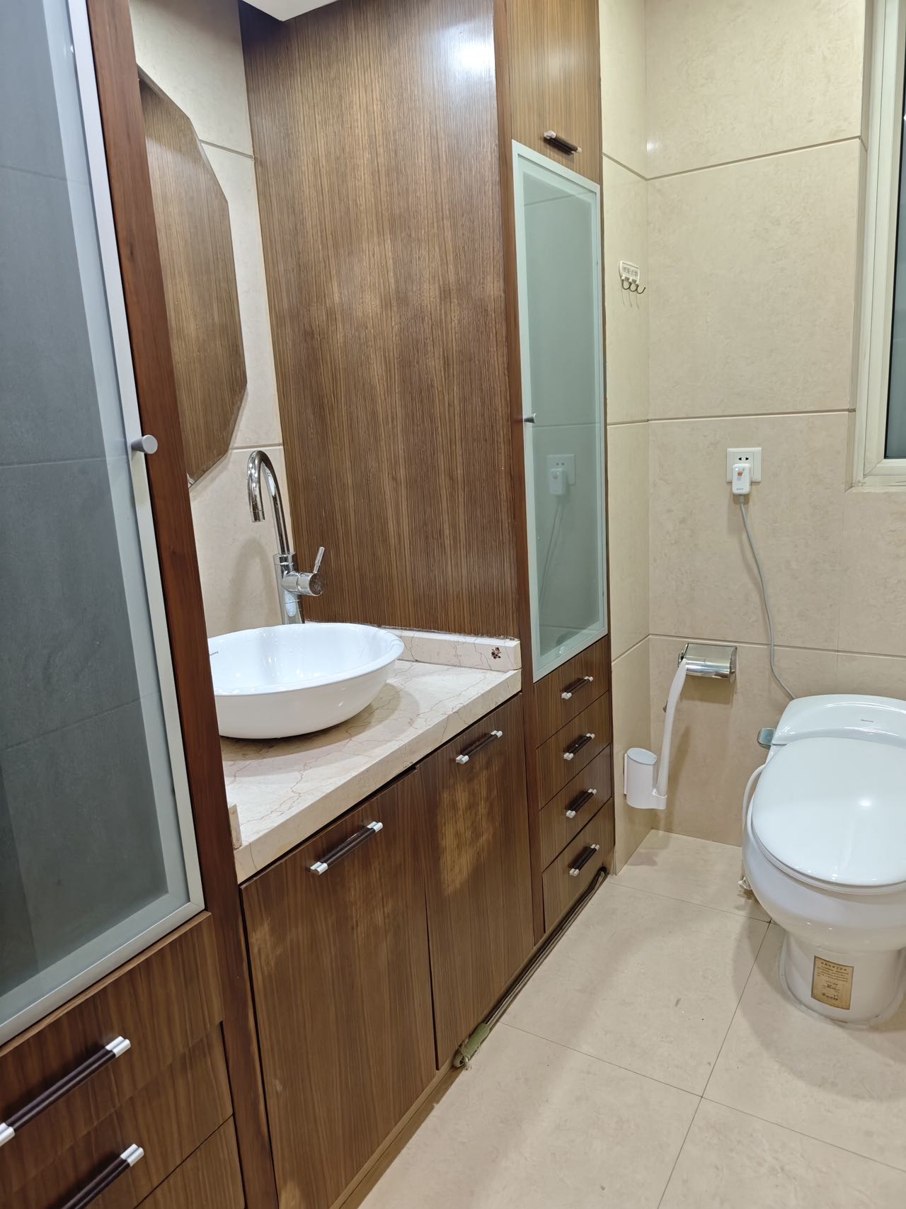 ladoll-jingan-2-bed-2-bath-clubhouse-shanghai-rentals (6) 2-bed, 2-bath unit at Ladoll International City near Jing'an Sculpture Park. 120 sqm, south-facing, balcony, central AC. Available August 14. 19,800 RMB/month.