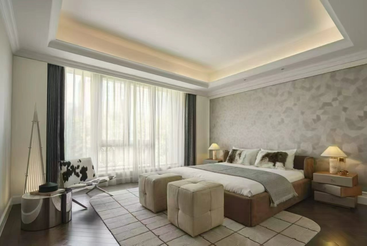 Ultra-luxury 4-bed, 3-bath + maid's room duplex at Lakeville Luxe in Xintiandi. 404 sqm, 7,000 sqm clubhouse with pool, gym, banquet room. 220,000 RMB/month.