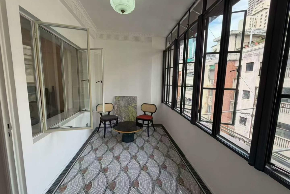 2+1 bed, 2-bath unit at Lianhua Apartment on Beijing West Road. 120 sqm, new French renovation, large balcony. 22,500 RMB/month.