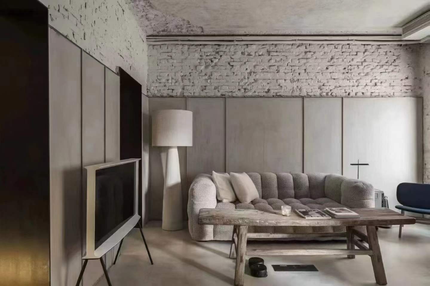 lincoln-apartments-1-bed-1-bath-shanghai-rentals (2) Ground floor unit at Lincoln Apartments on Huaihai Road. 1 bed, 2 living rooms, private garden, steps from Shanghai Library Station. 16,800 RMB/month.