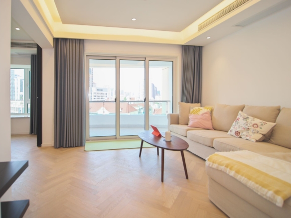 Newly renovated 1-bed + large walk-in closet at One Park Avenue. Daikin central AC, underfloor heating, Siemens appliances. Available Sept 1. 25,000 RMB/month.