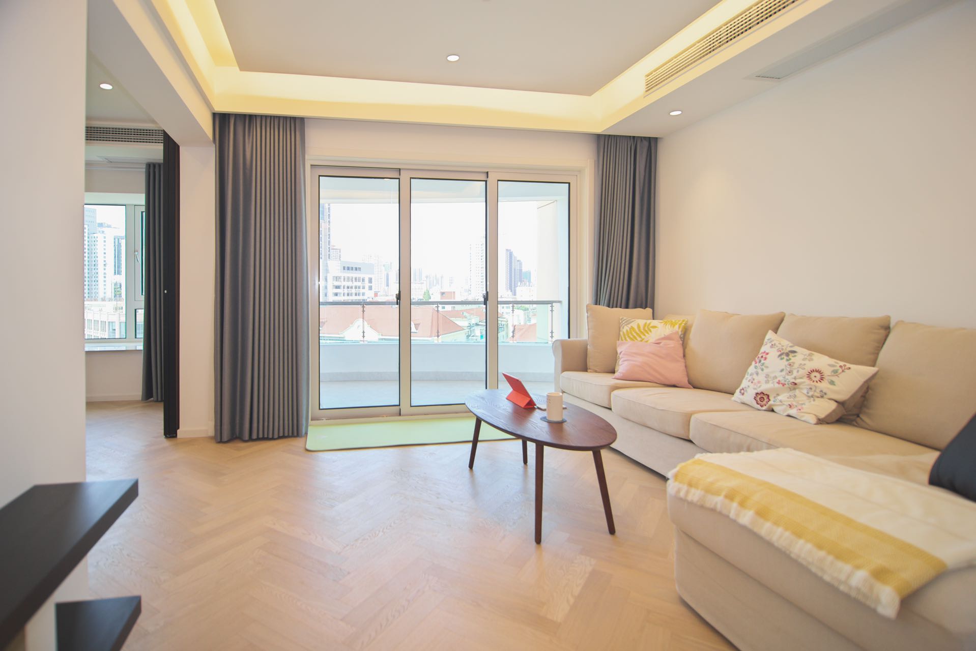 one-park-avenue-1-bed-2-bath-floor-heating-clubhouse-shanghai-rentals (1) Newly renovated 1-bed + large walk-in closet at One Park Avenue. Daikin central AC, underfloor heating, Siemens appliances. Available Sept 1. 25,000 RMB/month.