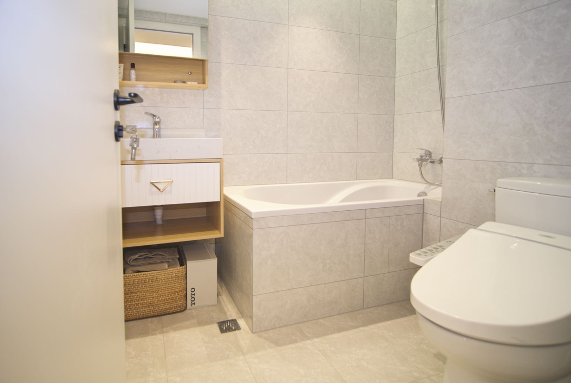 Newly renovated 1-bed + large walk-in closet at One Park Avenue. Daikin central AC, underfloor heating, Siemens appliances. Available Sept 1. 25,000 RMB/month.