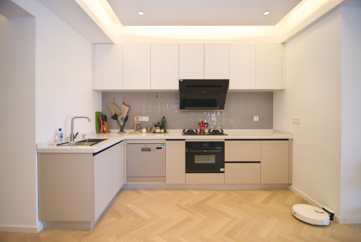 Newly renovated 1-bed + large walk-in closet at One Park Avenue. Daikin central AC, underfloor heating, Siemens appliances. Available Sept 1. 25,000 RMB/month.