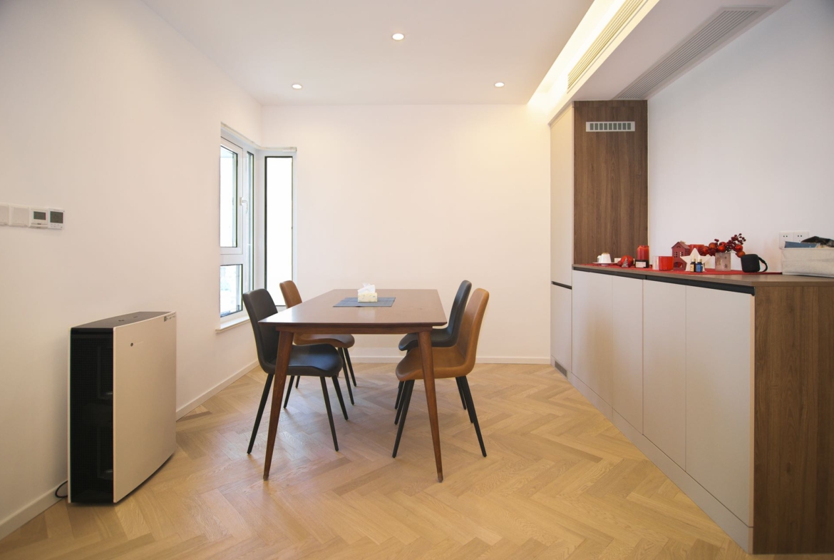 Newly renovated 1-bed + large walk-in closet at One Park Avenue. Daikin central AC, underfloor heating, Siemens appliances. Available Sept 1. 25,000 RMB/month.