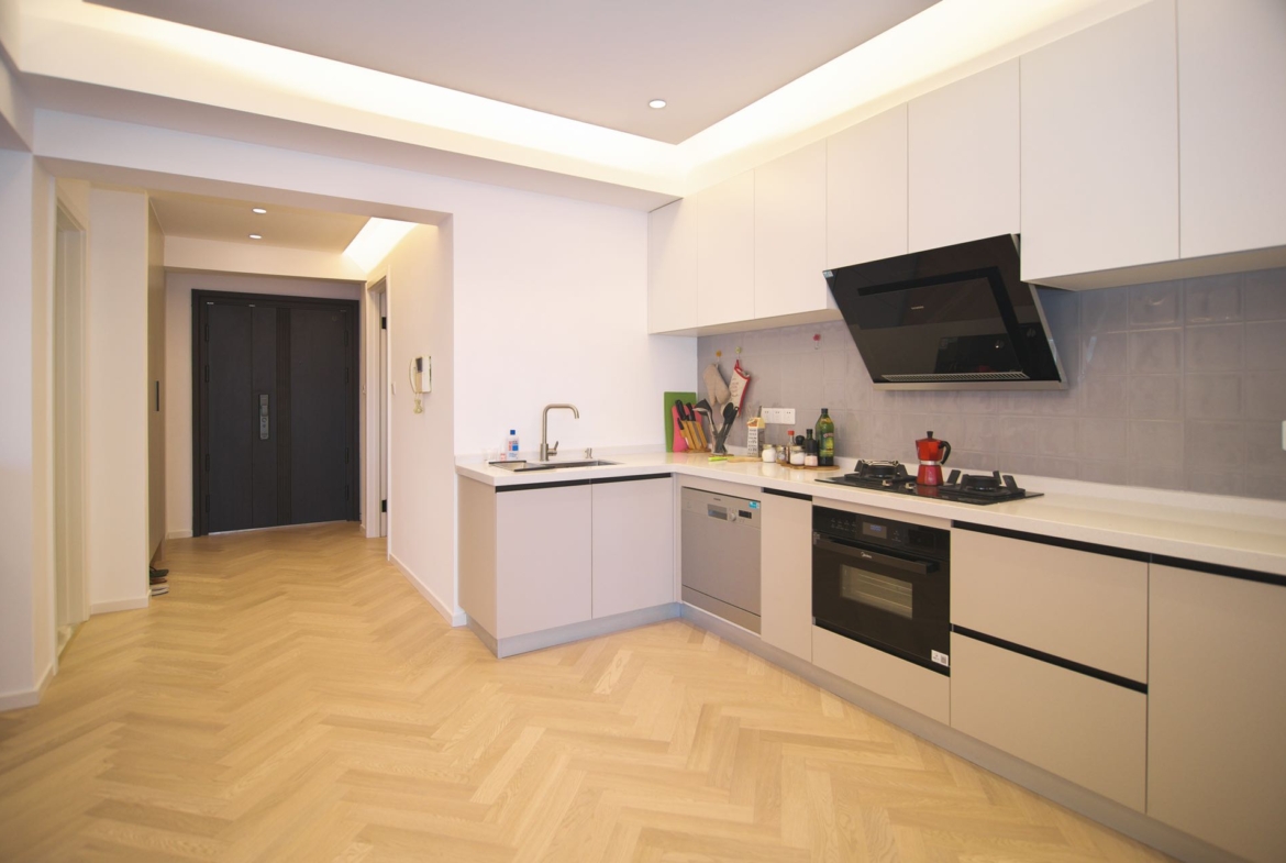 Newly renovated 1-bed + large walk-in closet at One Park Avenue. Daikin central AC, underfloor heating, Siemens appliances. Available Sept 1. 25,000 RMB/month.