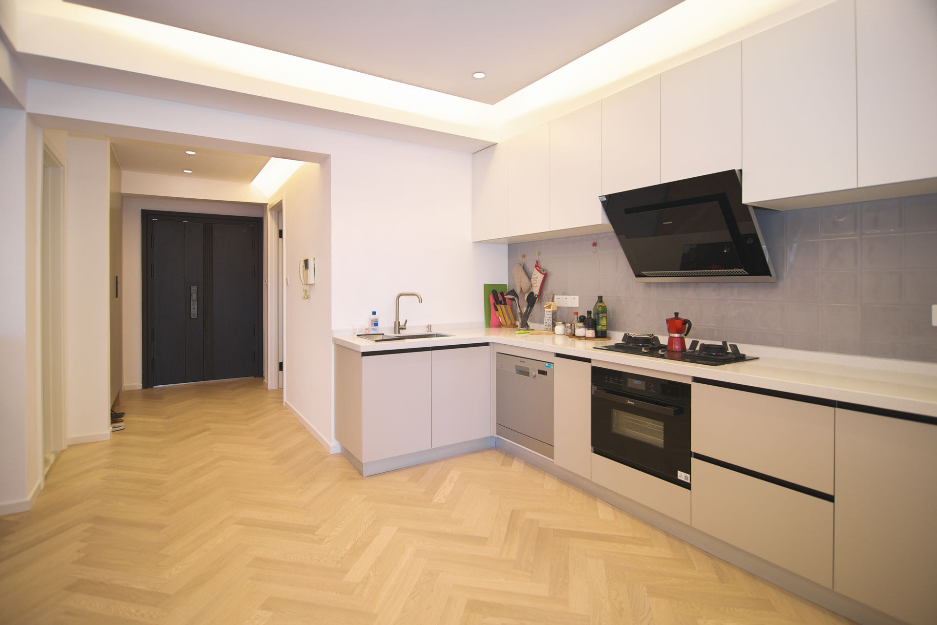 one-park-avenue-1-bed-2-bath-floor-heating-clubhouse-shanghai-rentals (4) Newly renovated 1-bed + large walk-in closet at One Park Avenue. Daikin central AC, underfloor heating, Siemens appliances. Available Sept 1. 25,000 RMB/month.