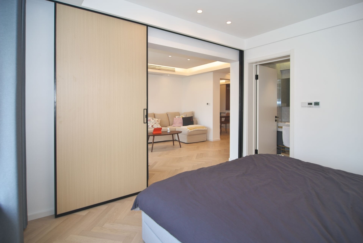 Newly renovated 1-bed + large walk-in closet at One Park Avenue. Daikin central AC, underfloor heating, Siemens appliances. Available Sept 1. 25,000 RMB/month.