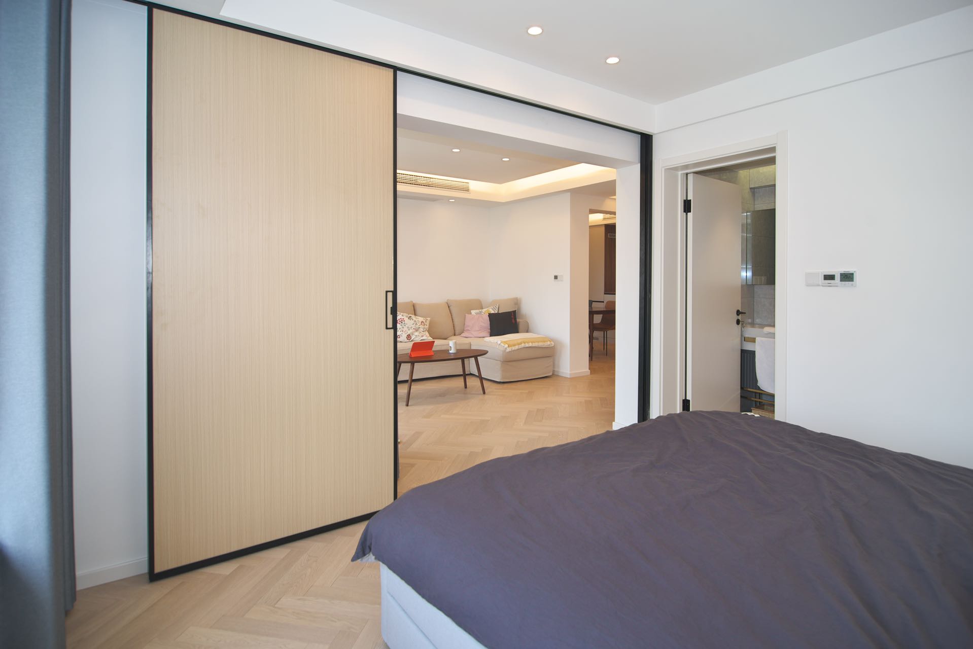 one-park-avenue-1-bed-2-bath-floor-heating-clubhouse-shanghai-rentals (6) Newly renovated 1-bed + large walk-in closet at One Park Avenue. Daikin central AC, underfloor heating, Siemens appliances. Available Sept 1. 25,000 RMB/month.