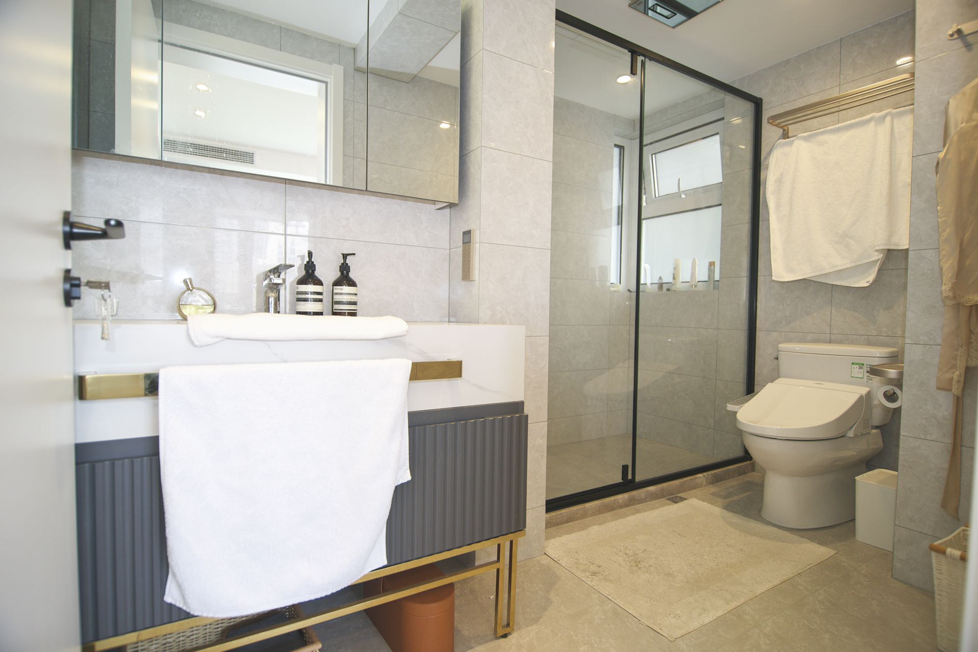 one-park-avenue-1-bed-2-bath-floor-heating-clubhouse-shanghai-rentals (7) Newly renovated 1-bed + large walk-in closet at One Park Avenue. Daikin central AC, underfloor heating, Siemens appliances. Available Sept 1. 25,000 RMB/month.