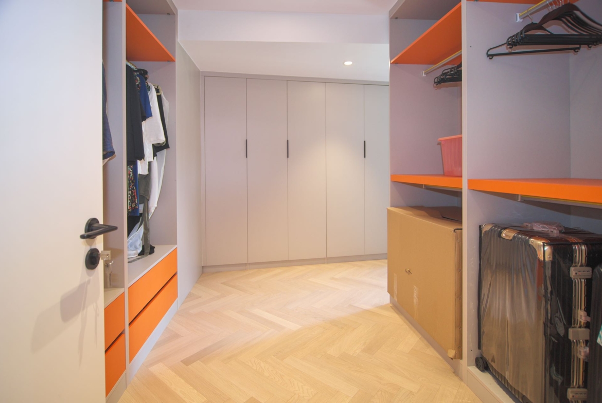 Newly renovated 1-bed + large walk-in closet at One Park Avenue. Daikin central AC, underfloor heating, Siemens appliances. Available Sept 1. 25,000 RMB/month.