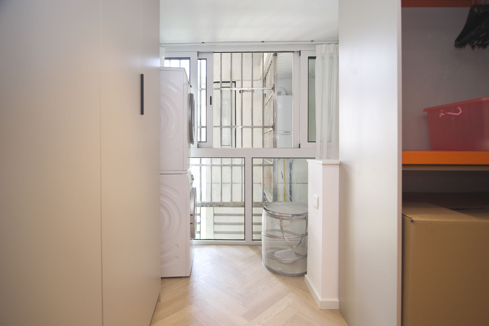 one-park-avenue-1-bed-2-bath-floor-heating-clubhouse-shanghai-rentals (9) Newly renovated 1-bed + large walk-in closet at One Park Avenue. Daikin central AC, underfloor heating, Siemens appliances. Available Sept 1. 25,000 RMB/month.