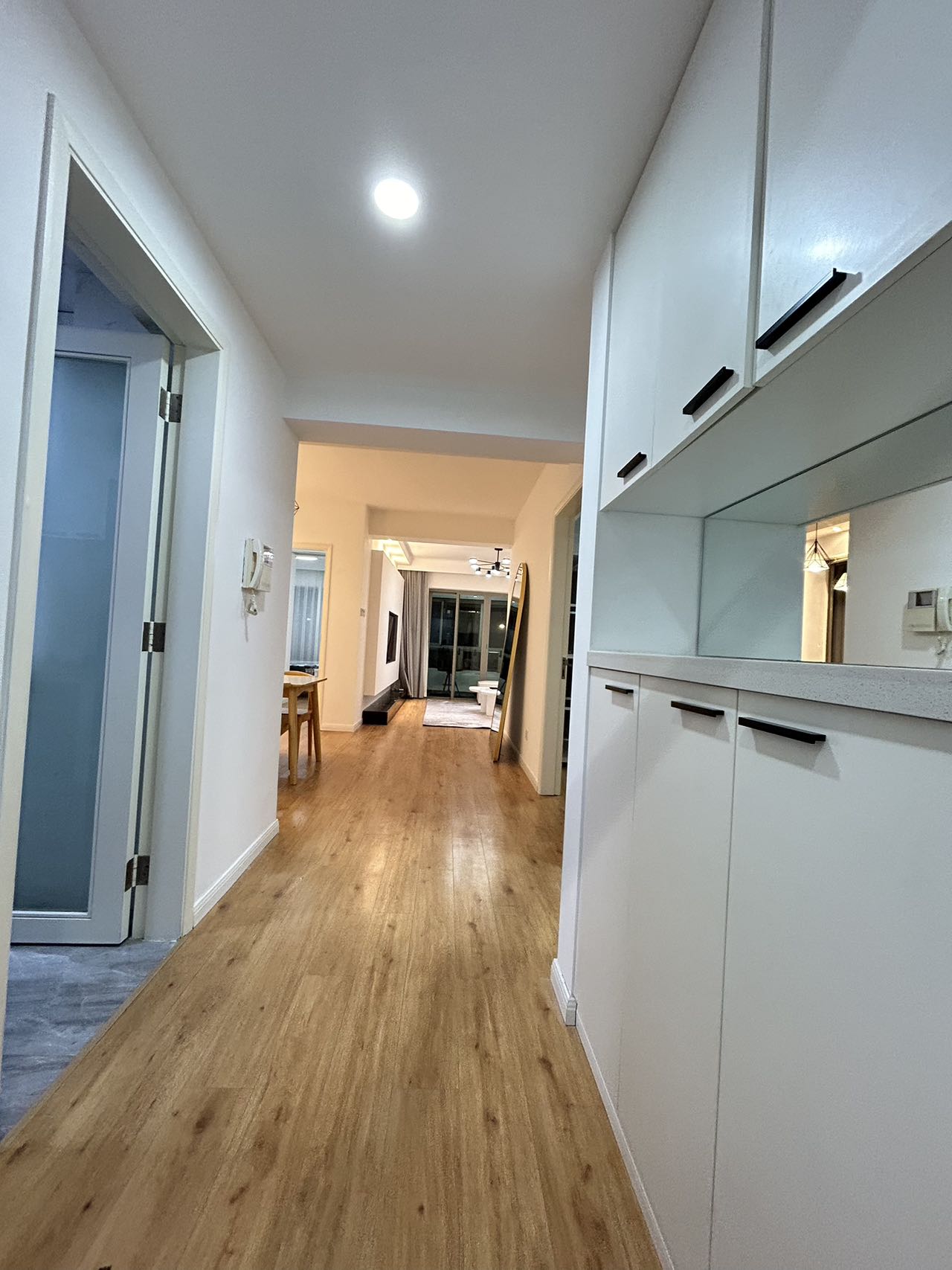 one-park-avenue-2-bed-2-bath-floor-heating-clubhouse-shanghai-rentals (1) 2-bed, 2-bath unit at One Park Avenue in Jing'an. 110 sqm, underfloor heating, central AC, oven, dishwasher. 50% greenery, clubhouse. 22,600 RMB/month.