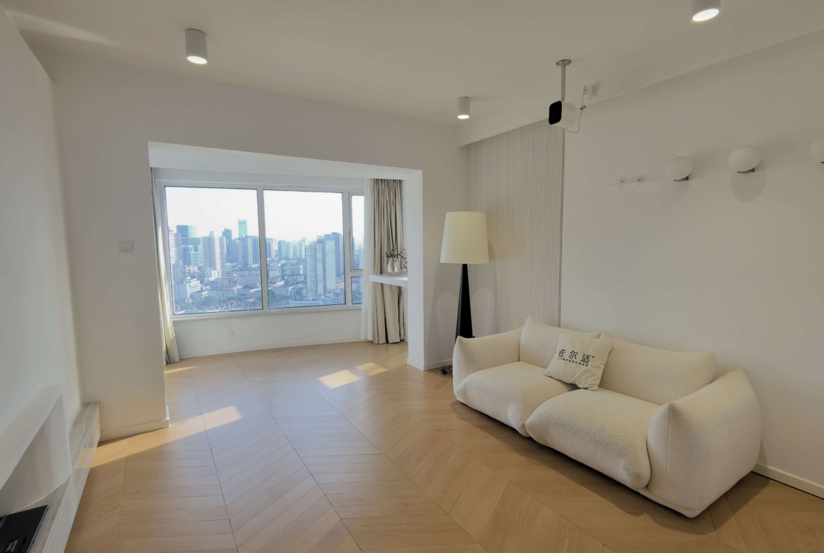 High-floor 2-bed, 2-bath unit at One Park Avenue with 270° skyline views. 120 sqm, underfloor heating, central AC, Vanke management. 23,000 RMB/month
