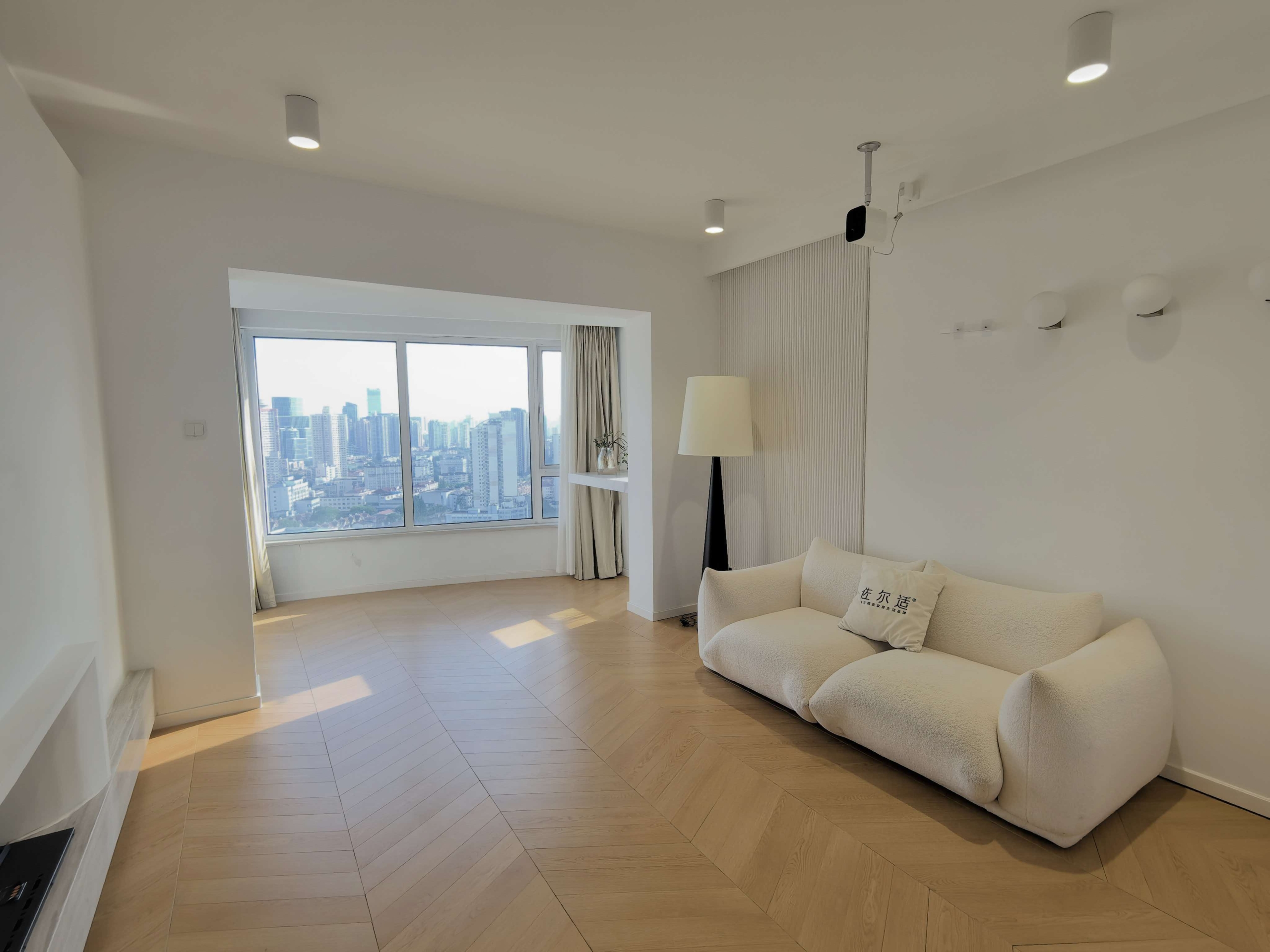 one-park-avenue-2-bed-2-bath-floor-heating-clubhouse-shanghai-rentals (1) High-floor 2-bed, 2-bath unit at One Park Avenue with 270° skyline views. 120 sqm, underfloor heating, central AC, Vanke management. 23,000 RMB/month