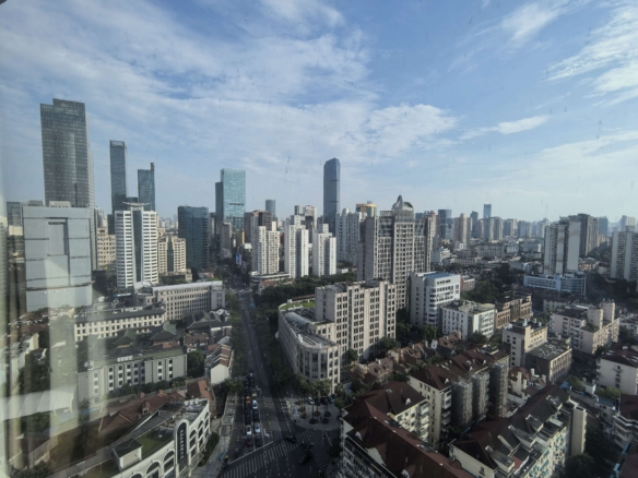 High-floor 2-bed, 2-bath unit at One Park Avenue with 270° skyline views. 120 sqm, underfloor heating, central AC, Vanke management. 23,000 RMB/month